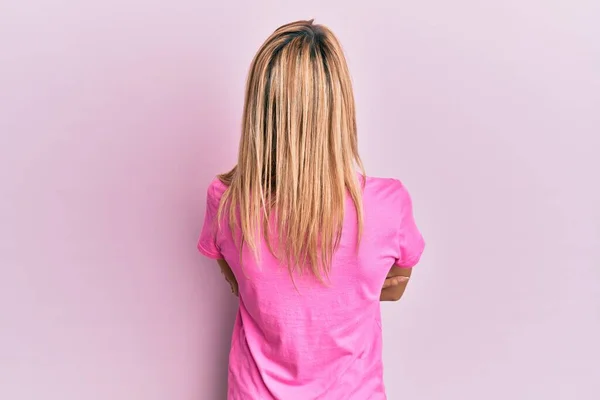 Mulher Loira Bonita Vestindo Camiseta Rosa Casual Para Trás Olhando — Fotografia de Stock