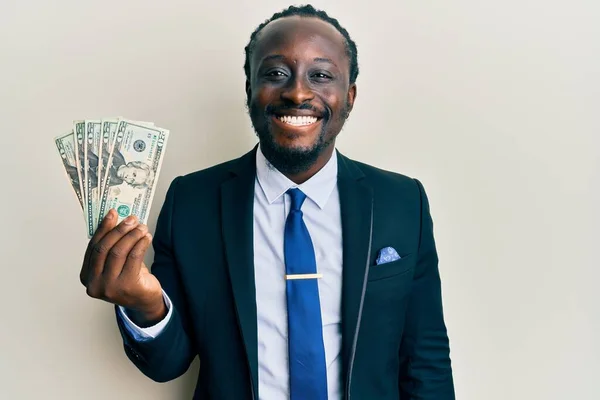 Όμορφος Νεαρός Μαύρος Άνδρας Που Φοράει Κοστούμι Επιχείρησης Κρατώντας Χαρτονομίσματα — Φωτογραφία Αρχείου