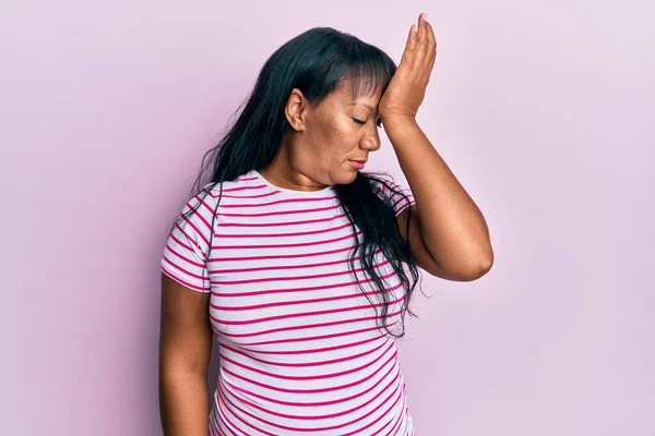 Mulher Afro Americana Meia Idade Vestindo Roupas Casuais Surpreso Com — Fotografia de Stock