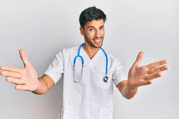 Jonge Knappe Man Doktersuniform Stethoscoop Kijkend Naar Camera Glimlachend Met — Stockfoto