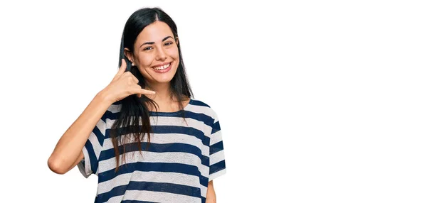 Mulher Bonita Vestindo Roupas Casuais Sorrindo Fazendo Gesto Telefone Com — Fotografia de Stock