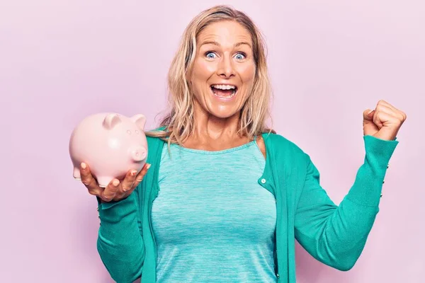 Mujer Rubia Caucásica Mediana Edad Sosteniendo Alcancía Gritando Orgullosa Celebrando — Foto de Stock