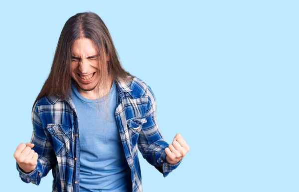 Junger Erwachsener Mann Mit Langen Haaren Lässigem Hemd Sehr Glücklich — Stockfoto