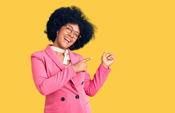 Jovem Afro Americana Vestindo Roupas Negócios Óculos Sorrindo Olhando Para — Fotografia de Stock