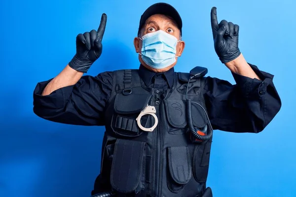 Man Senior Polis Bär Medicinsk Ansiktsmask — Stockfoto
