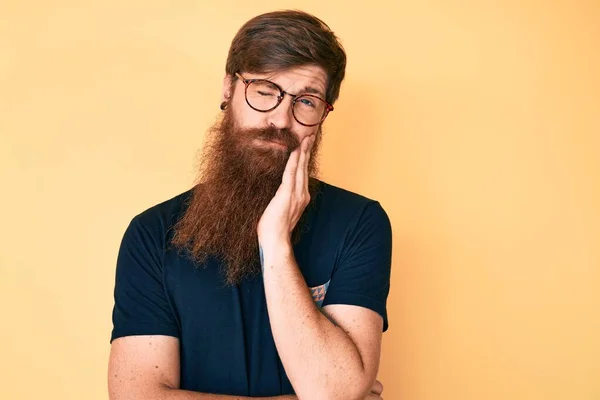 Knappe Jonge Rode Hoofd Man Met Lange Baard Dragen Casual — Stockfoto