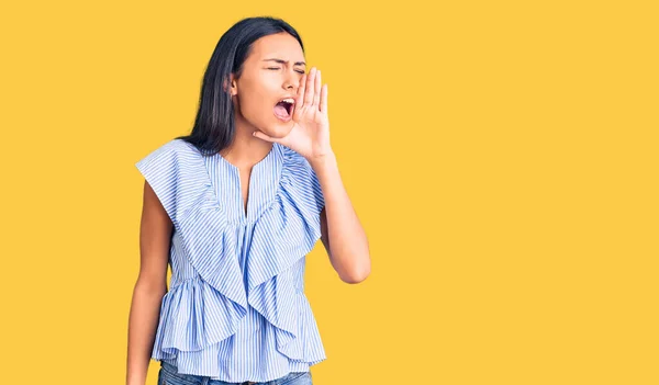 Ung Vacker Latinsk Flicka Bär Casual Kläder Skriker Och Skriker — Stockfoto