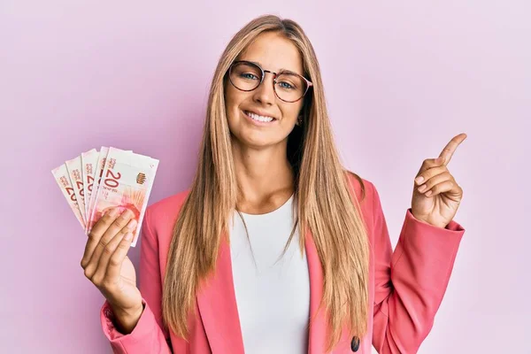 Jong Blond Vrouw Dragen Business Stijl Holding Israel Shekels Glimlachen — Stockfoto