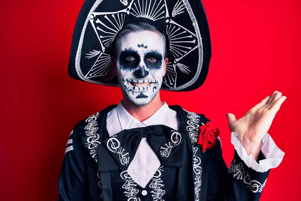Ung Man Bär Mexikanska Dagen Den Döda Kostymen Över Röd — Stockfoto