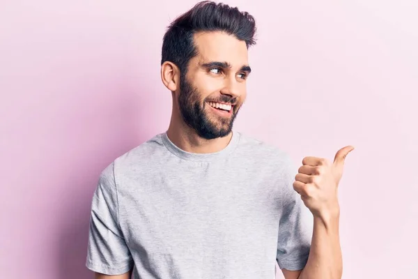 Joven Hombre Guapo Con Barba Con Camiseta Casual Apuntando Con — Foto de Stock