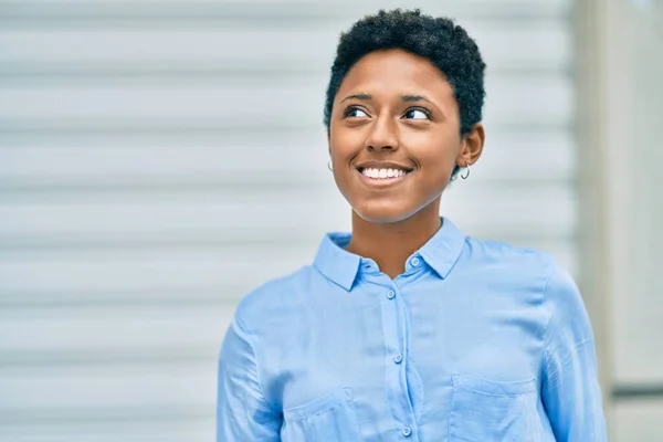 Joven Afroamericana Americana Sonriendo Feliz Pie Ciudad — Foto de Stock