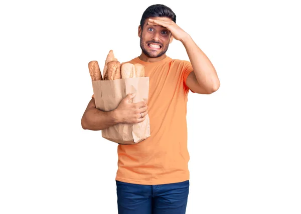 Jonge Spaanse Man Met Papieren Zak Met Brood Gestresst Gefrustreerd — Stockfoto
