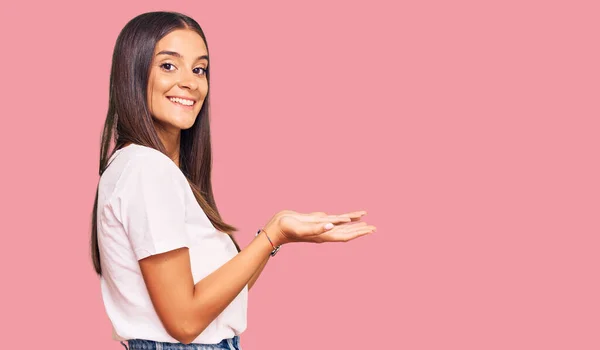 Jovem Hispânica Vestindo Camiseta Branca Casual Apontando Para Lado Com — Fotografia de Stock