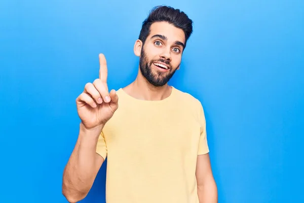 Jonge Knappe Man Met Baard Casual Shirt Glimlachend Met Een — Stockfoto