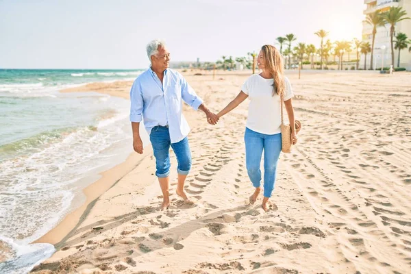 Middelbare Leeftijd Latijns Amerikaans Paar Glimlachend Gelukkig Wandelen Het Strand — Stockfoto