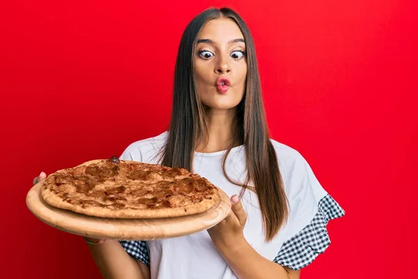 Ung Latinamerikansk Kvinna Håller Italiensk Pizza Gör Fisk Ansikte Med — Stockfoto