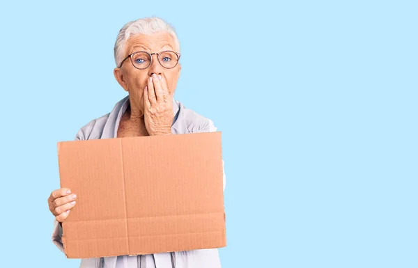 Senior Vacker Kvinna Med Blå Ögon Och Grått Hår Håller — Stockfoto