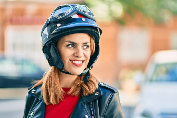 Joven Latina Sonriendo Feliz Usando Casco Moto Ciudad — Foto de Stock