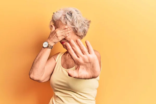 Eine Ältere Grauhaarige Frau Lässiger Kleidung Bedeckt Die Augen Mit — Stockfoto