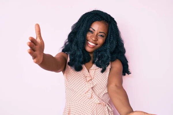 Schöne Afrikanische Frau Lässiger Sommerkleidung Die Die Kamera Lächelt Und — Stockfoto