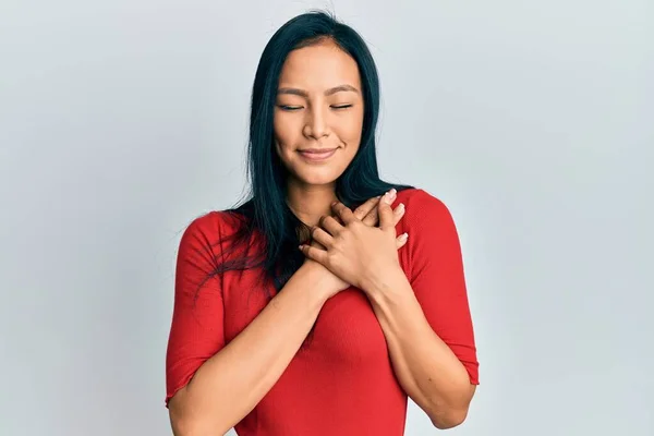 Hermosa Mujer Hispana Vistiendo Ropa Casual Sonriendo Con Las Manos — Foto de Stock