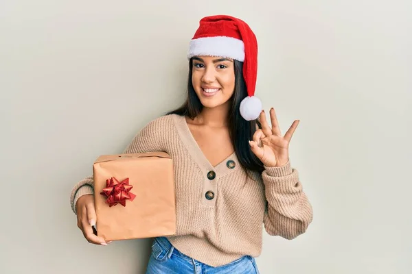 Jeune Belle Fille Hispanique Portant Chapeau Noël Tenant Cadeau Faisant — Photo
