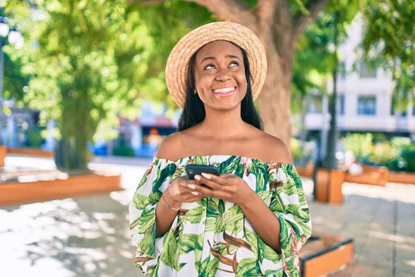 Mladý Africký Americký Turista Žena Dovolené Úsměvem Šťastný Pomocí Smartphone — Stock fotografie