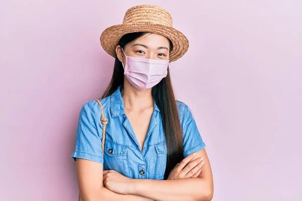 Νεαρή Κινέζα Που Φοράει Ιατρική Μάσκα Στο Καλοκαιρινό Χαρούμενο Πρόσωπο — Φωτογραφία Αρχείου