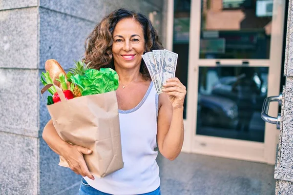 Mujer Hispana Mediana Edad Sonriendo Feliz Sosteniendo Una Bolsa Compras — Foto de Stock