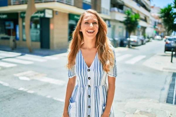 Junge Schöne Kaukasische Frau Mit Blonden Haaren Lächelt Glücklich Und — Stockfoto