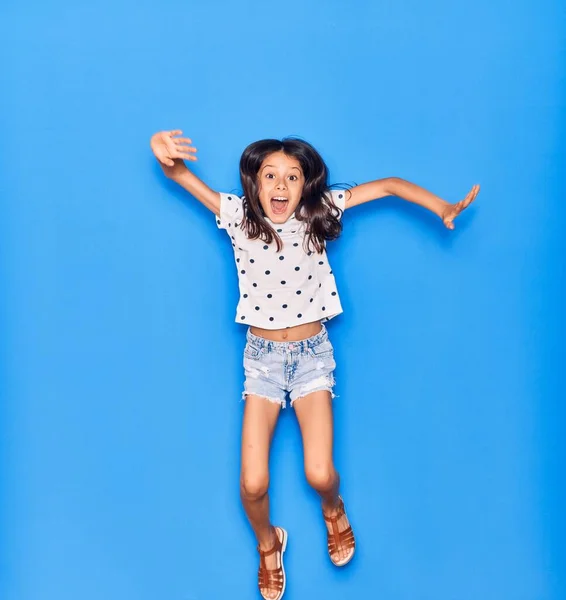 Schattig Latijns Amerikaans Meisje Met Casual Kleding Die Vrolijk Lacht — Stockfoto