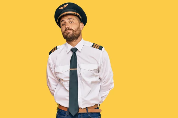 Schöner Mann Mit Bart Flugzeugpilotenuniform Entspannt Mit Ernstem Gesichtsausdruck Einfacher — Stockfoto