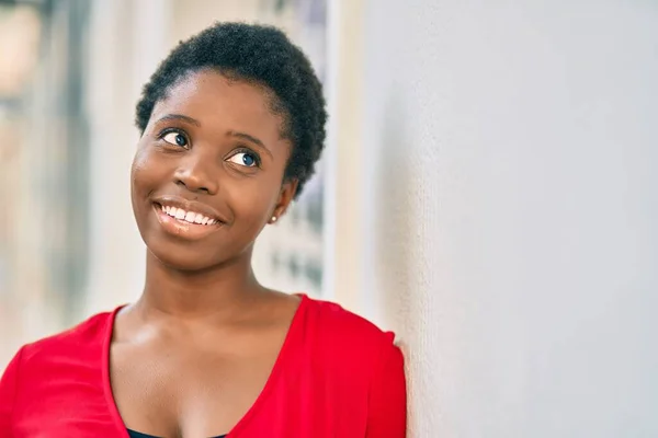 站在城里快乐地微笑着的年轻的非洲裔美国女人 — 图库照片