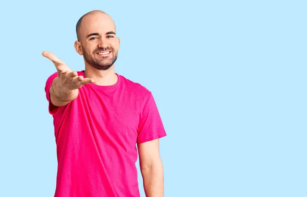 Jovem Homem Bonito Vestindo Camisa Casual Sorrindo Amigável Oferecendo Aperto — Fotografia de Stock