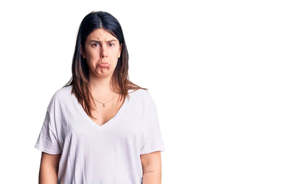 Ung Vacker Brunett Kvinna Bär Casual Shirt Deprimerad Och Oroa — Stockfoto
