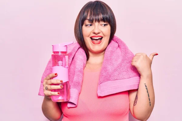 Junge Size Frau Sportbekleidung Und Handtuch Wasserflasche Der Hand Daumen — Stockfoto