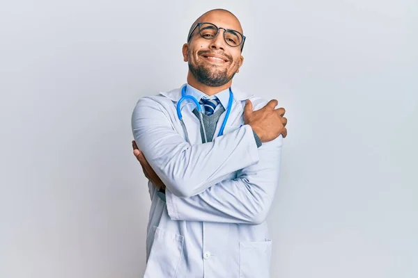 Hombre Adulto Hispano Vistiendo Uniforme Médico Estetoscopio Abrazándose Feliz Positivo — Foto de Stock
