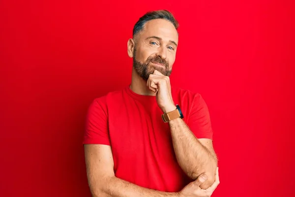 Bonito Homem Meia Idade Vestindo Camisa Vermelha Casual Sorrindo Olhando — Fotografia de Stock