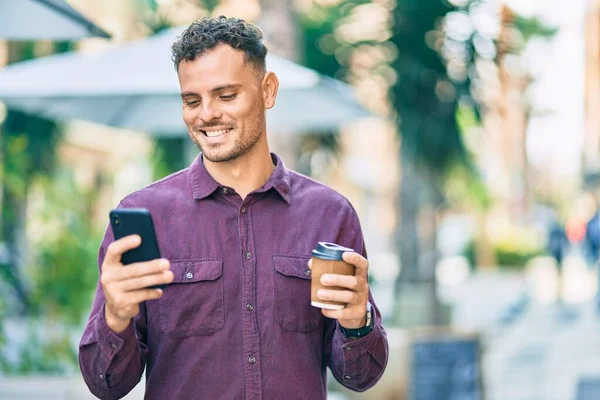 Jovem Hispânico Usando Smartphone Bebendo Café Cidade — Fotografia de Stock