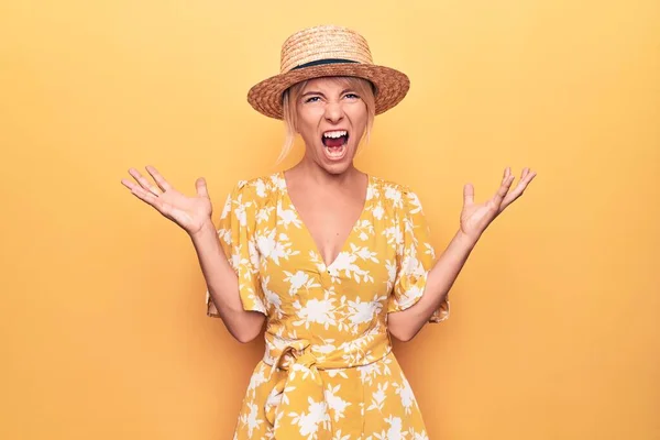 Sarışın Güzel Bir Kadın Tatilde Sarı Arka Planda Giyinmiş Şapkalı — Stok fotoğraf