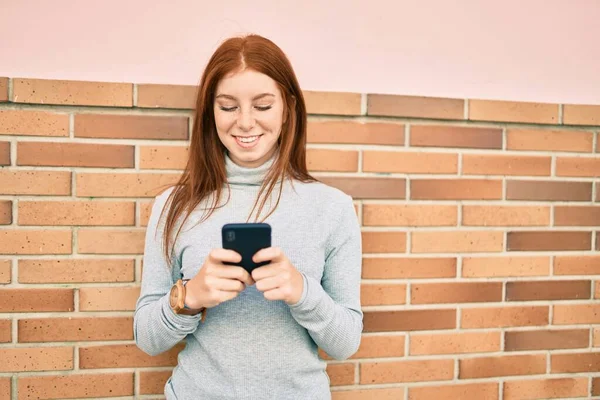 Νεαρή Ιρλανδή Έφηβη Χαμογελώντας Ευτυχισμένη Χρησιμοποιώντας Smartphone Στην Πόλη — Φωτογραφία Αρχείου