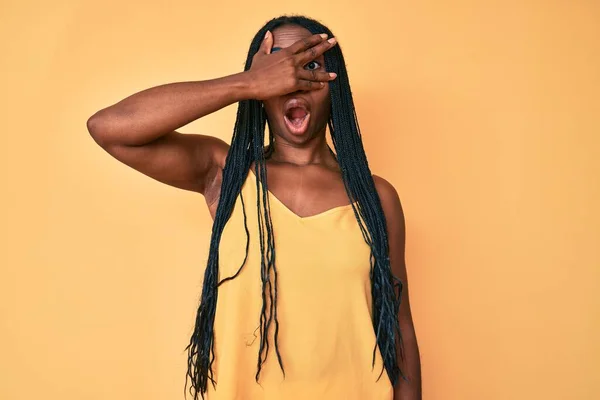 Mujer Afroamericana Con Trenzas Con Ropa Casual Asomándose Shock Cubriendo — Foto de Stock