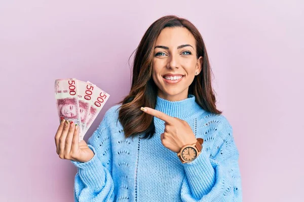500 Sveç Banknotu Tutan Genç Esmer Kadın Mutlu Bir Şekilde — Stok fotoğraf
