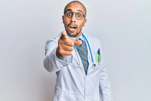 Homem Adulto Hispânico Vestindo Uniforme Médico Estetoscópio Apontando Descontente Frustrado — Fotografia de Stock