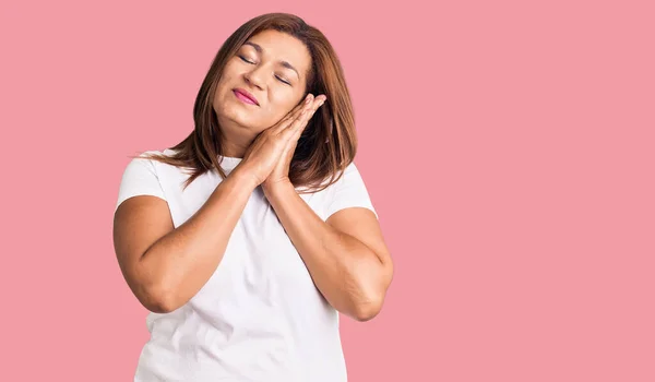 Mujer Latina Mediana Edad Con Camiseta Blanca Casual Durmiendo Cansada —  Fotos de Stock