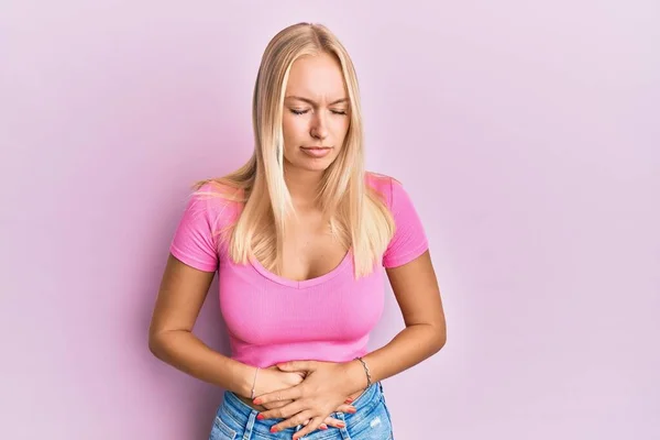 Mladá Blondýnka Nosí Ležérní Oblečení Rukou Břiše Protože Zažívací Potíže — Stock fotografie