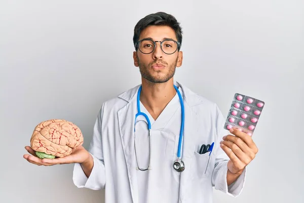 Jovem Homem Bonito Segurando Cérebro Pílulas Como Conceito Saúde Mental — Fotografia de Stock