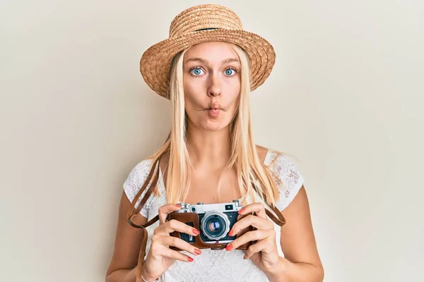 Chica Rubia Joven Con Sombrero Verano Usando Cámara Haciendo Cara —  Fotos de Stock