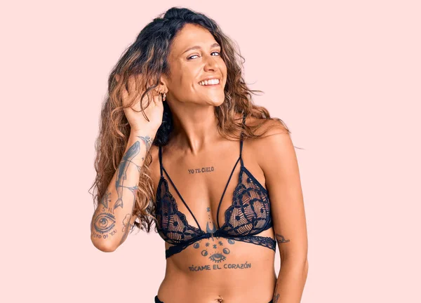 Ung Latinamerikansk Kvinna Med Tatuering Underkläder Som Ler Med Handen — Stockfoto