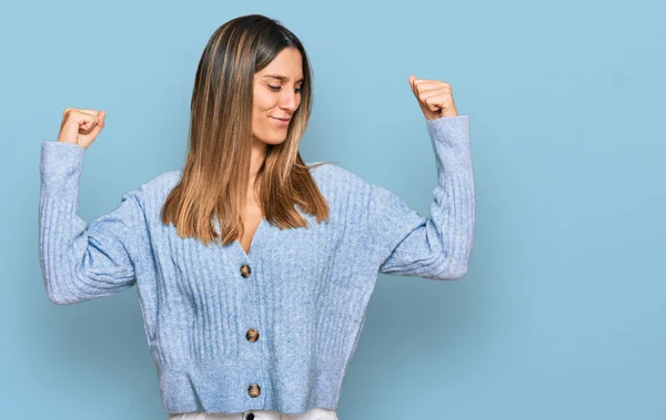 Eine Junge Frau Lässiger Kleidung Zeigt Stolz Lächelnde Armmuskeln Fitnesskonzept — Stockfoto